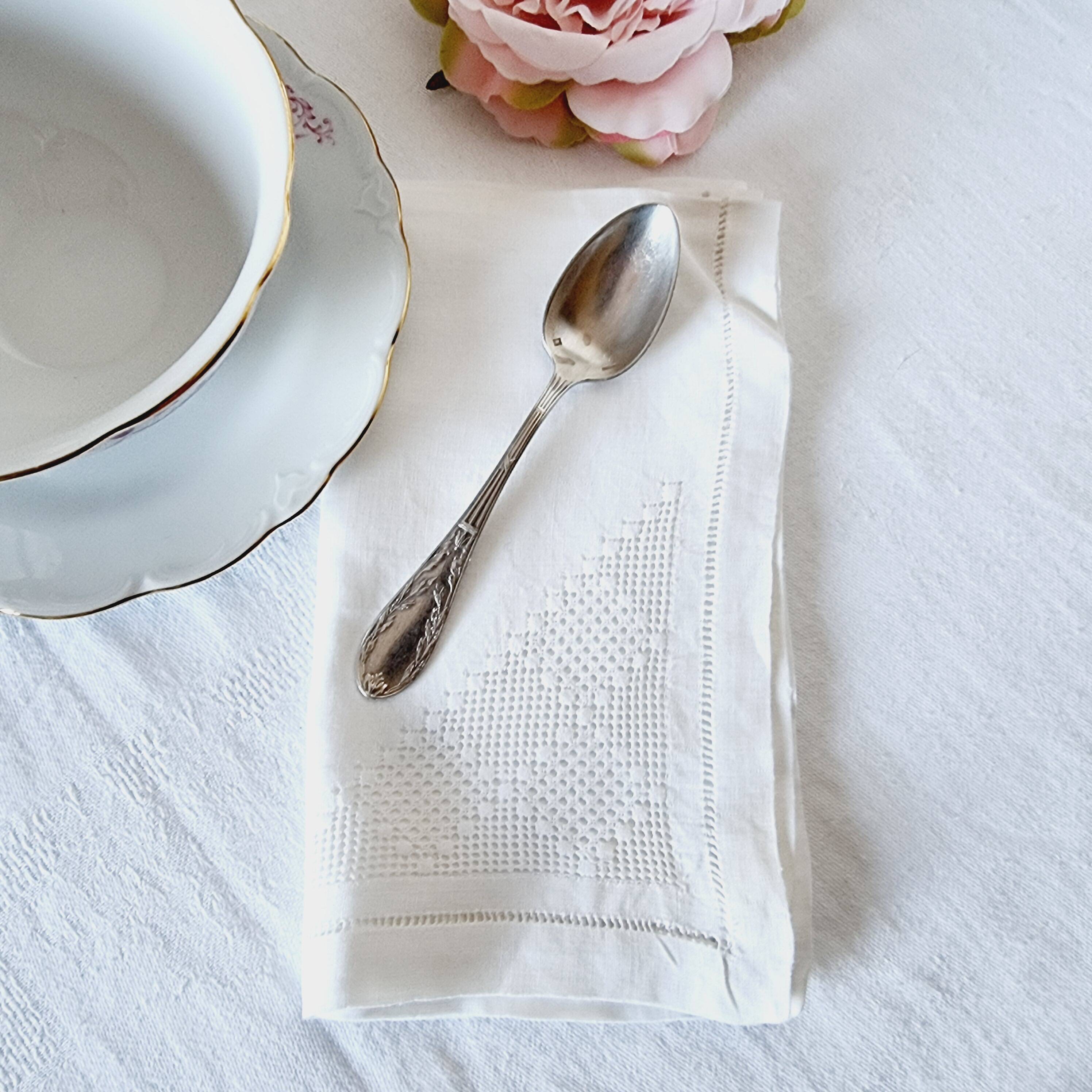 6 linen napkins with perforated lace for breakfast or lunch