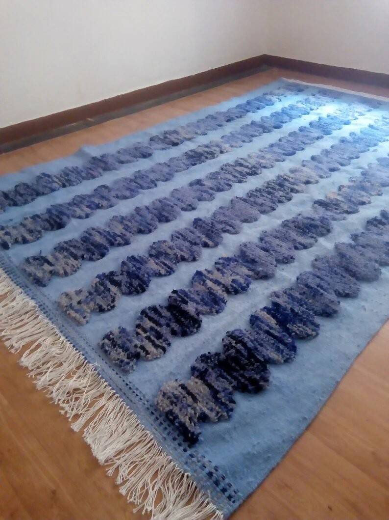 Tapis marocain tissé à la main en laine bleu marine
