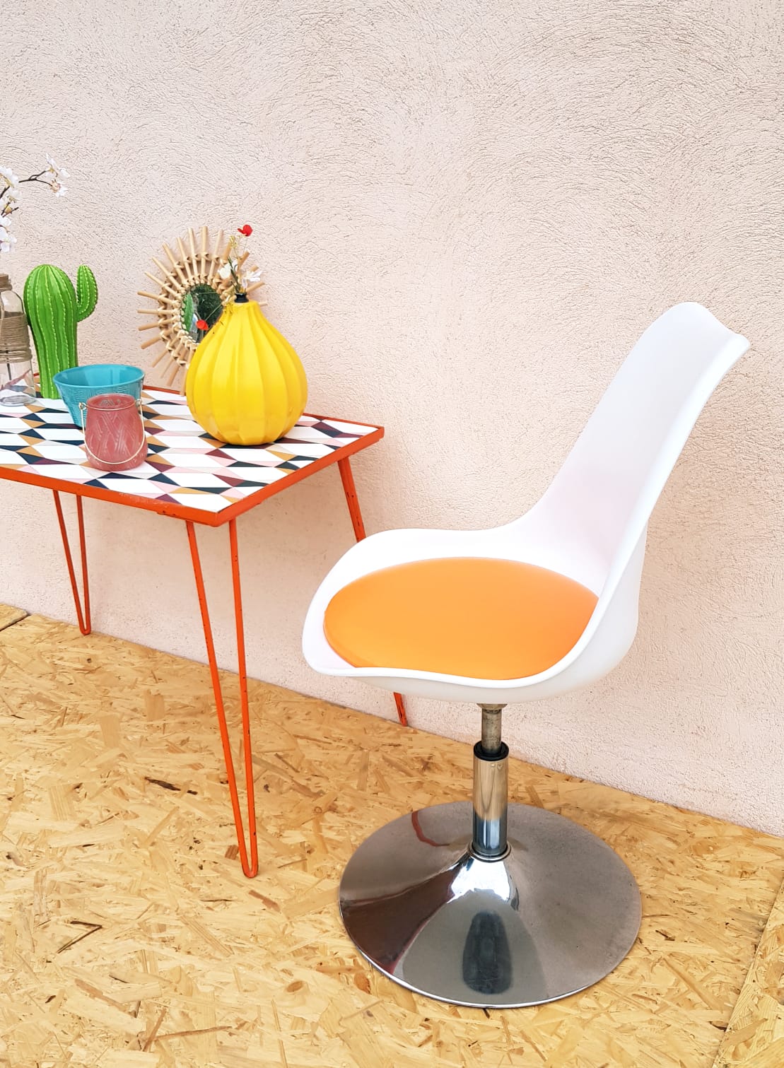 Chaise pivotante vintage pied tulipe orange