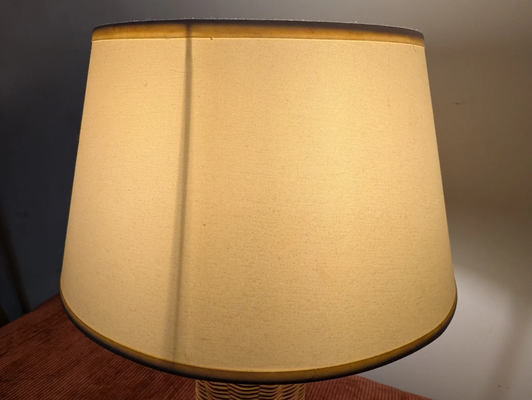 Vintage table lamp in woven rattan, honey colour & beige lampshade –