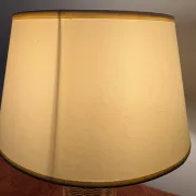 Vintage table lamp in woven rattan, honey colour & beige lampshade –