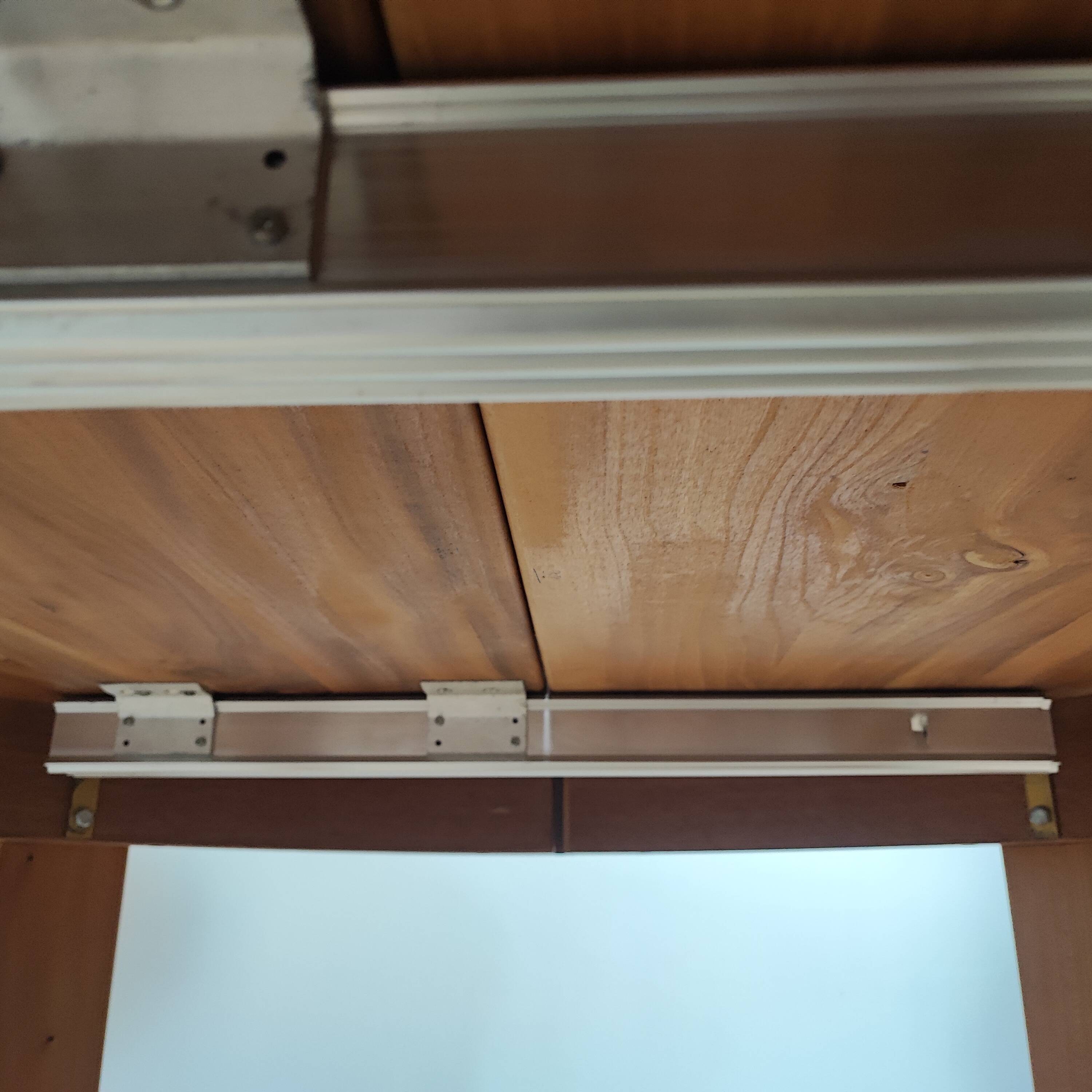 Round extendable elm table