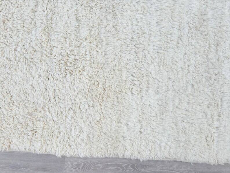 Simple white rug 250cmx150cm