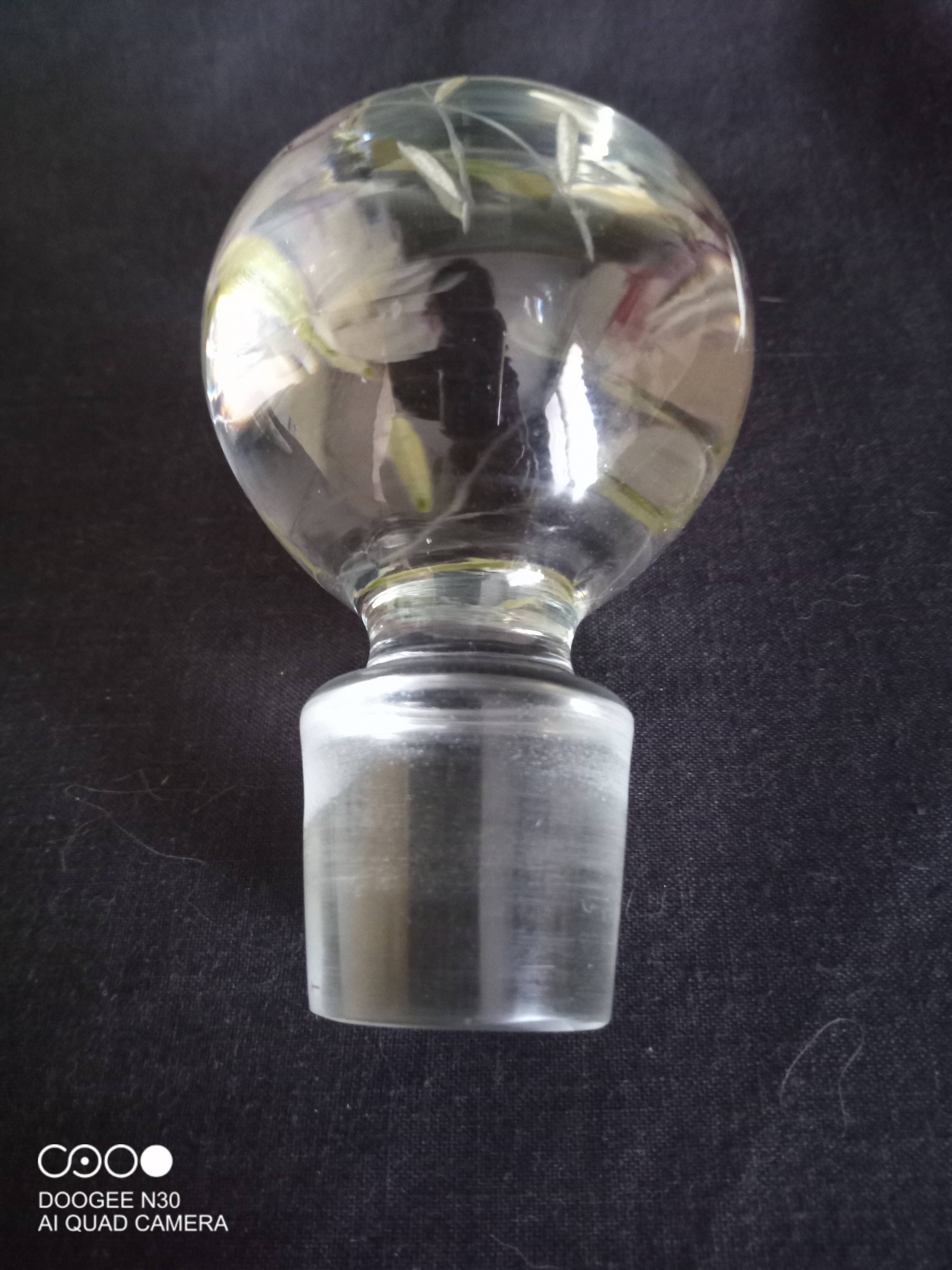 Carafe à vin sur pied, en verre taillé et émaillé