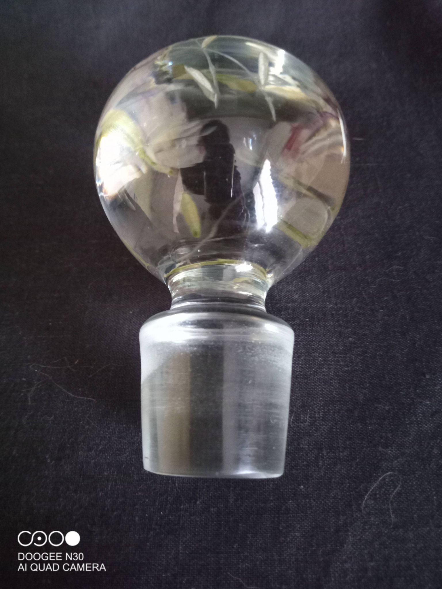 Carafe à vin sur pied, en verre taillé et émaillé