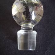 Carafe à vin sur pied, en verre taillé et émaillé