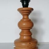 Turned wood lamp with free lampshade