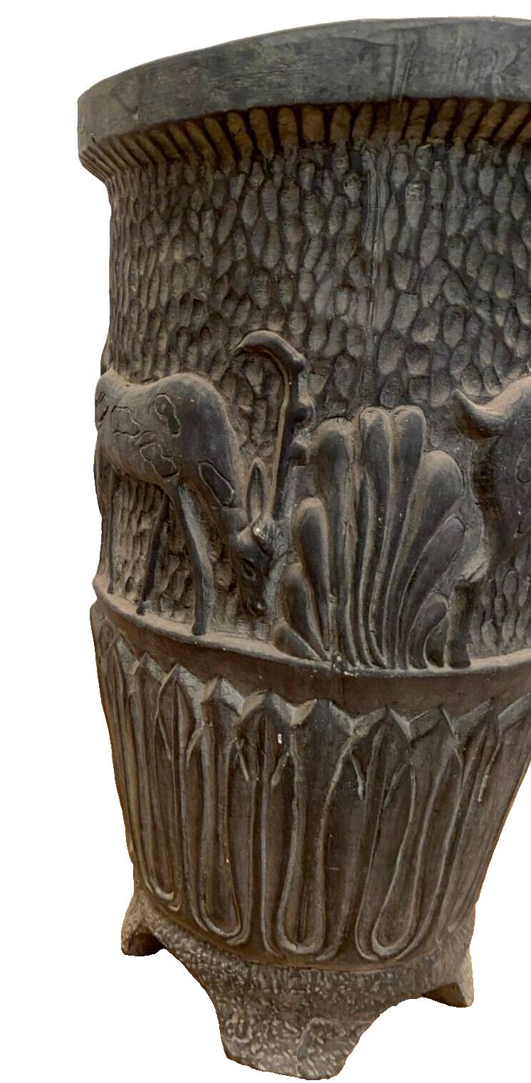 Vase en terre cuite polychrome a décor d'antilopes XX siècle