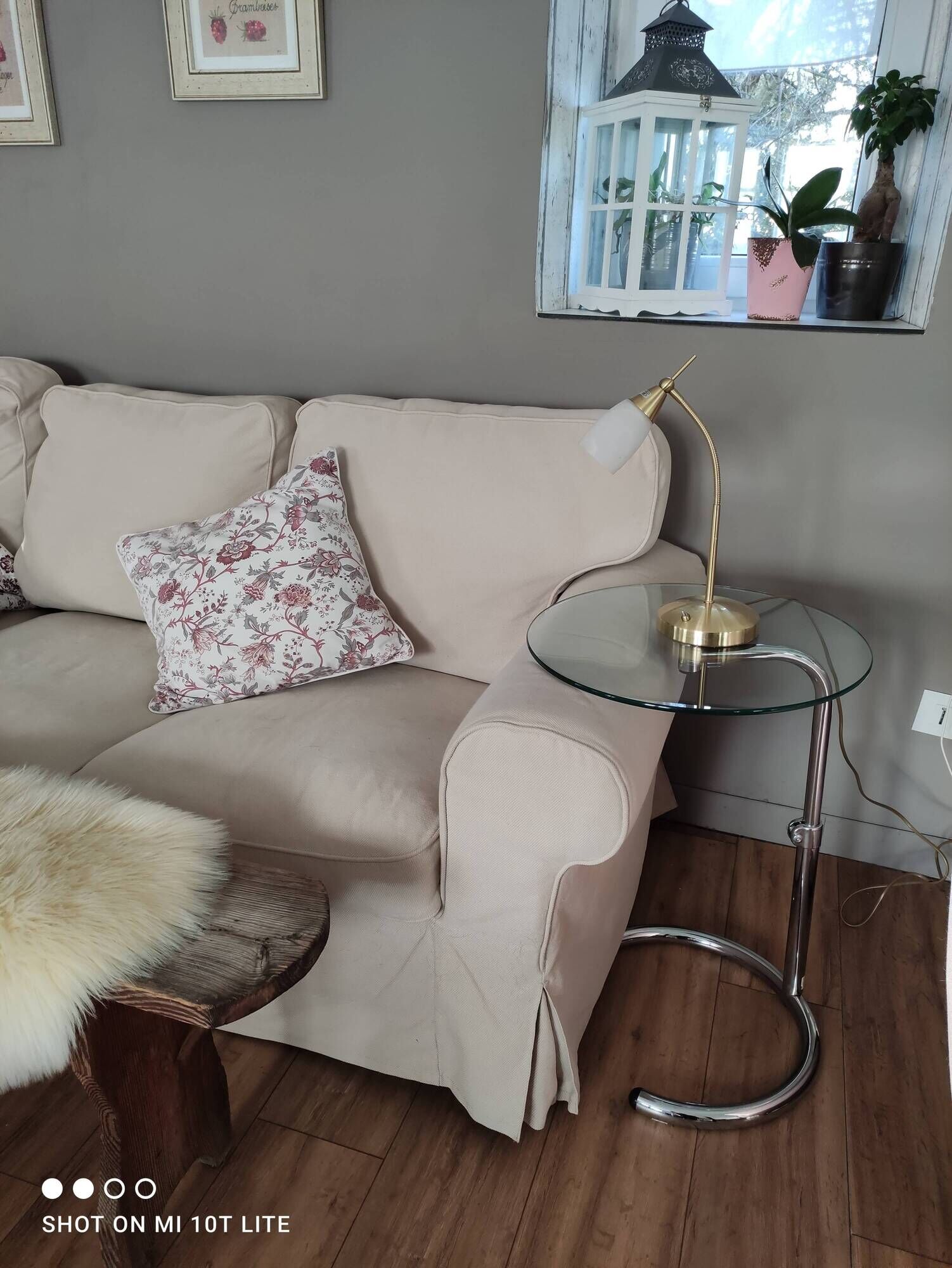 End of sofa, pedestal table, side table paget top in chrome-plated glass base
