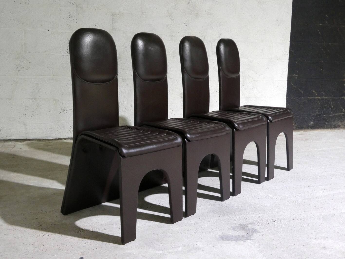 Série de 4 chaises en cuir brun, 1970