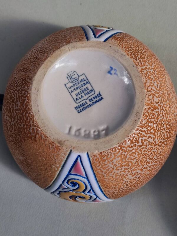 Pot amphore en porcelaine et son couvercle