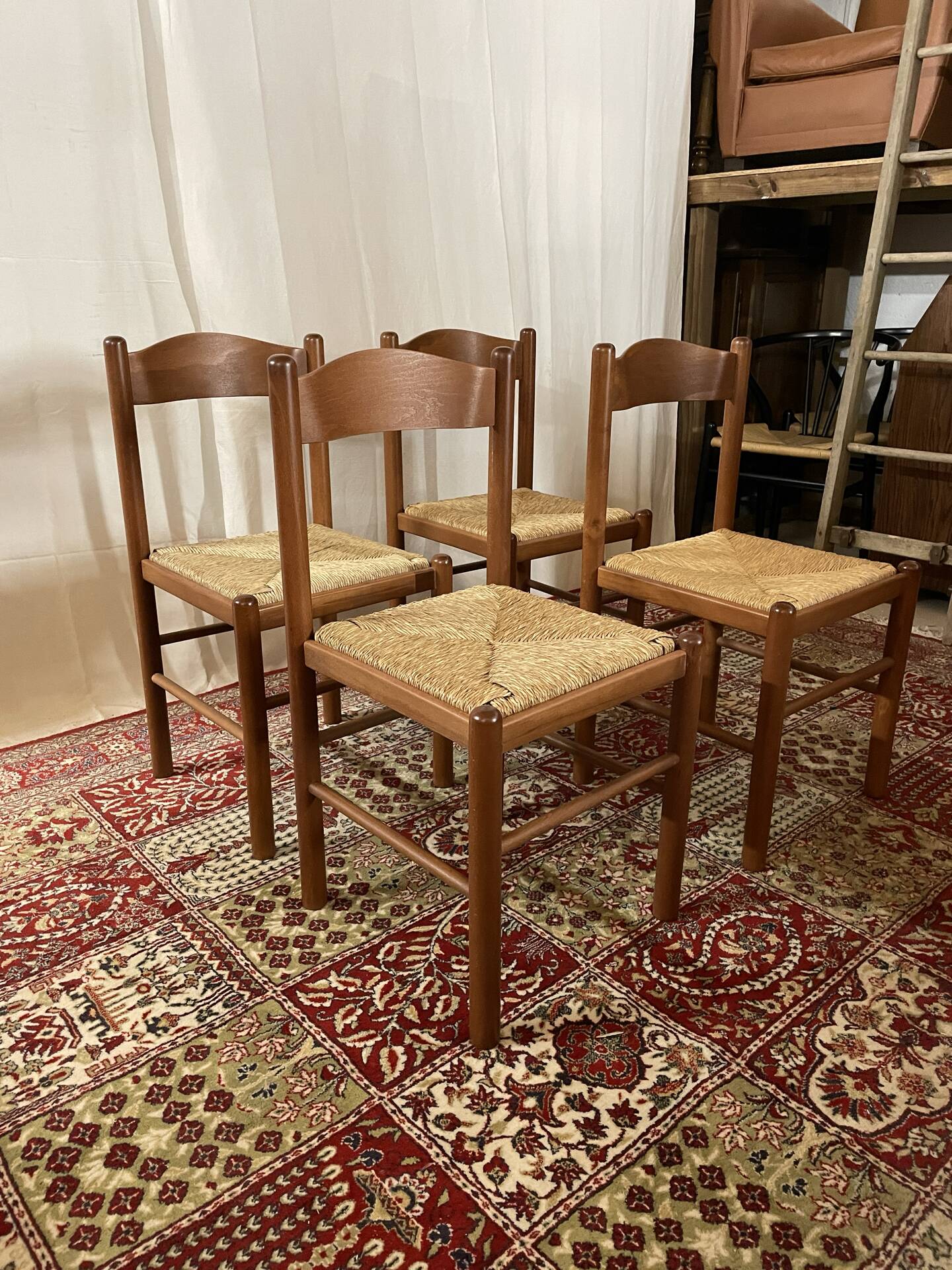 36 chaises vintage en hêtre et paille – Vente par lots – Grande série 