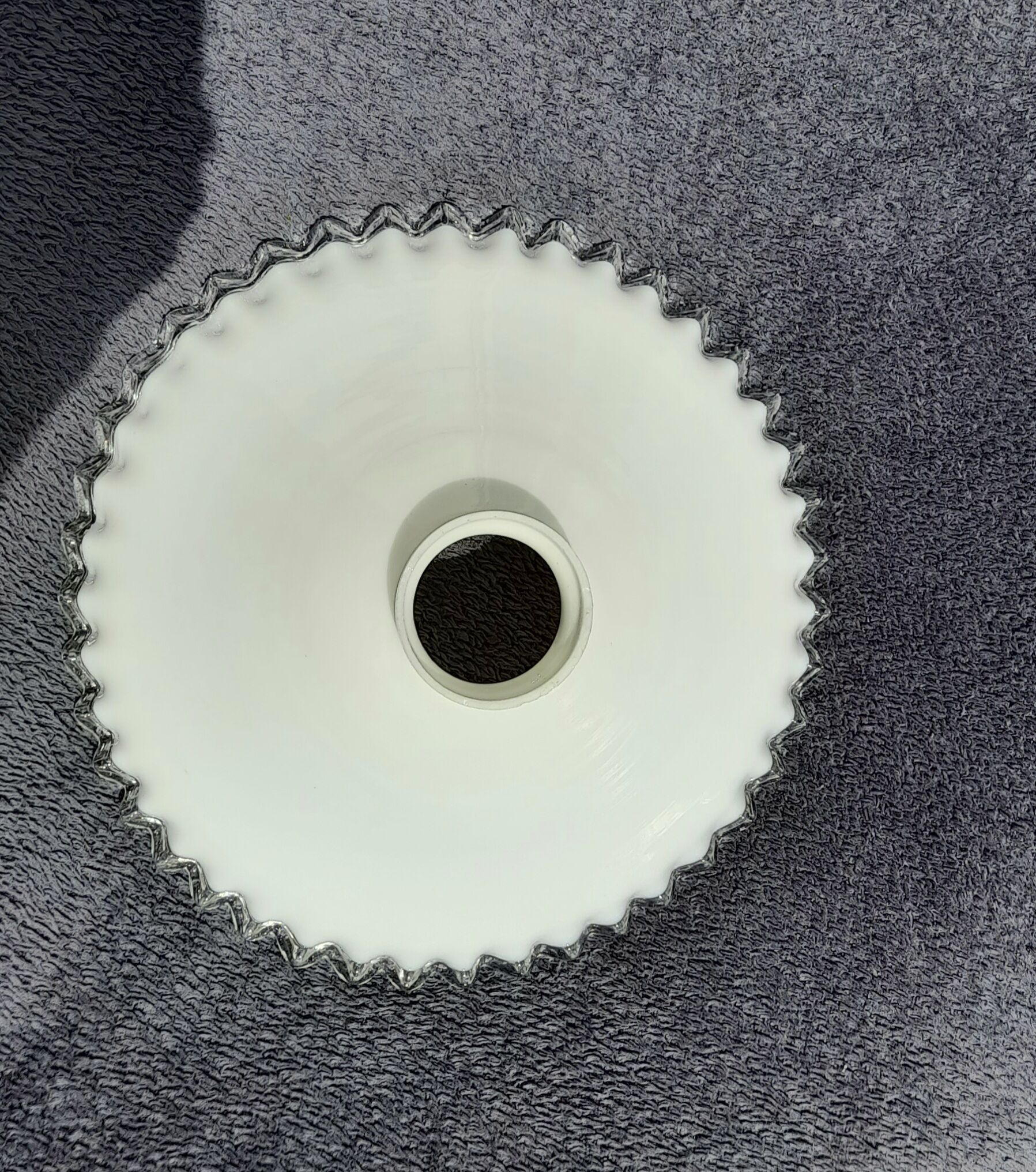 Serrated opaline suspension