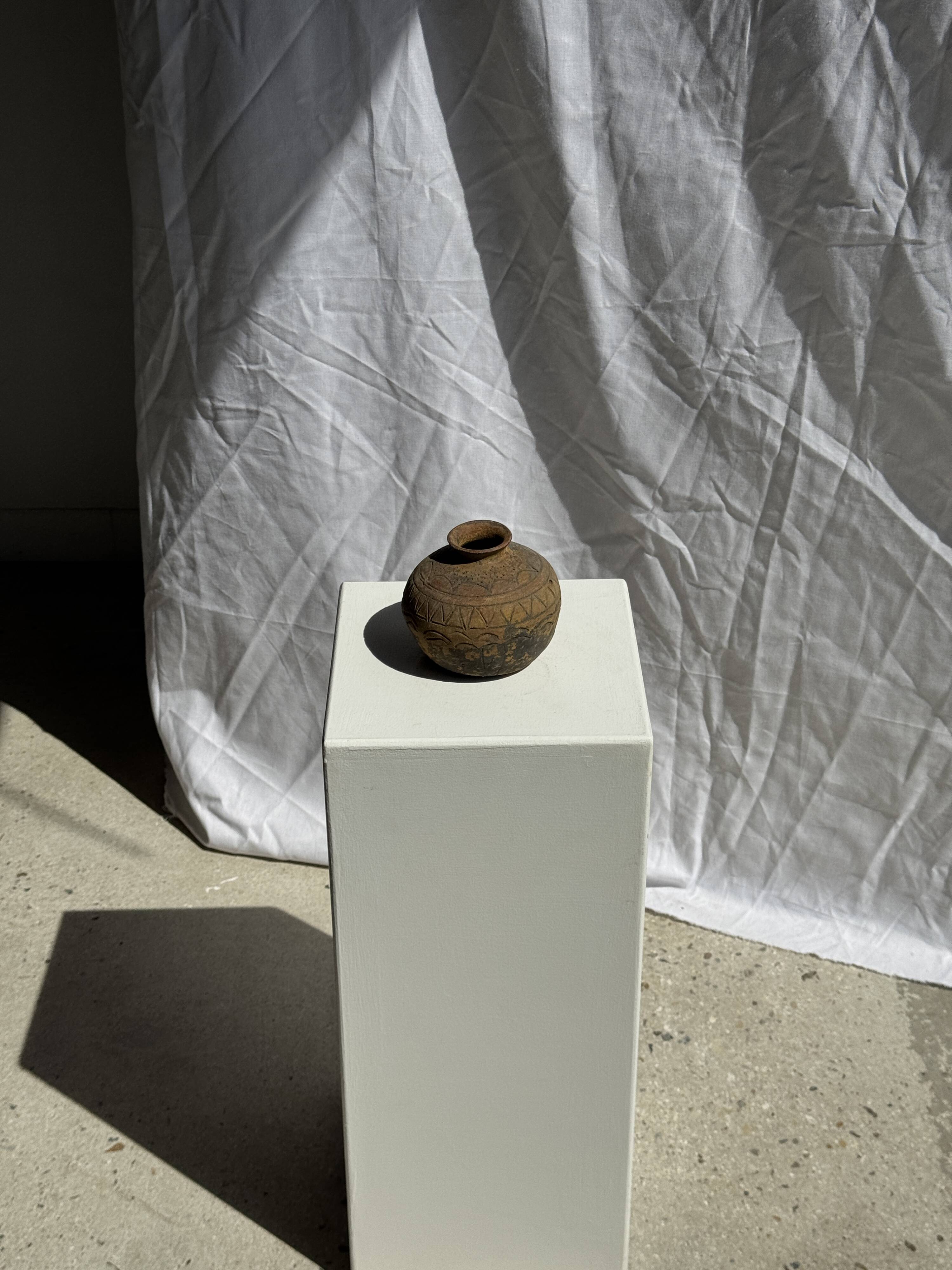 Small round ancient vase in engraved terracotta, Indonesian polychromy H10 D1