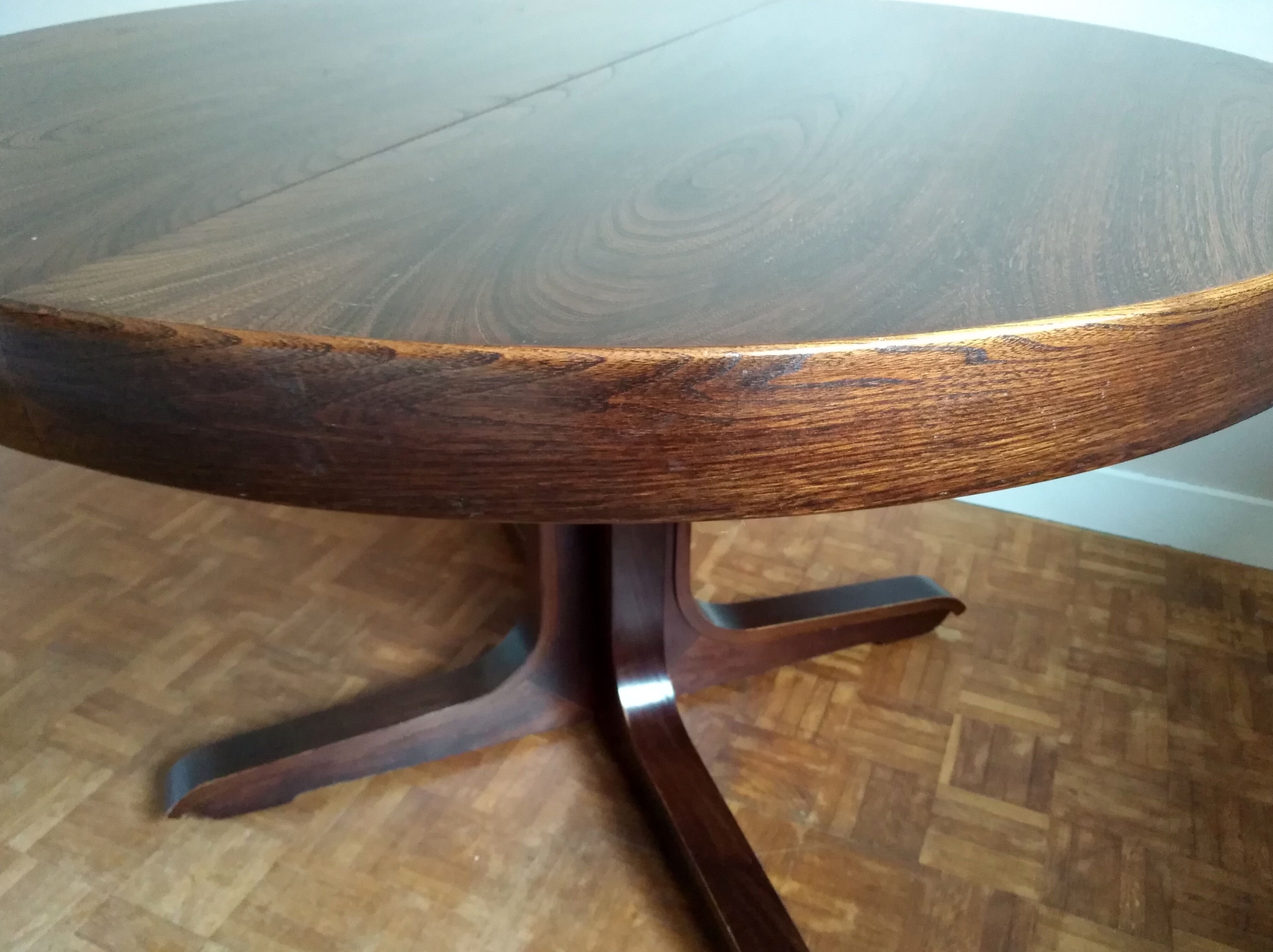 Extendable round table on central support