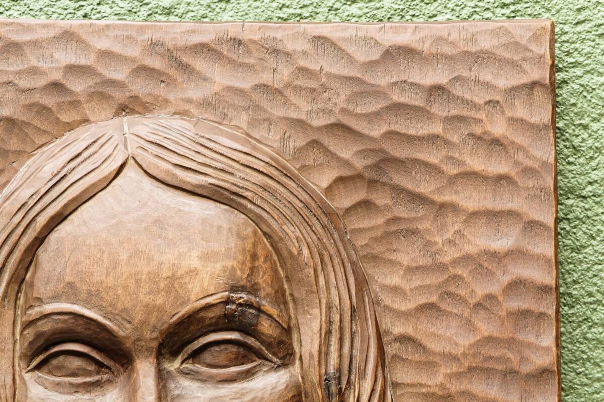 Bas relief moderniste, vierge à l'enfant, bois sculpté, signé