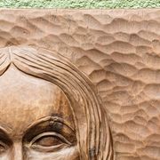 Bas relief moderniste, vierge à l'enfant, bois sculpté, signé