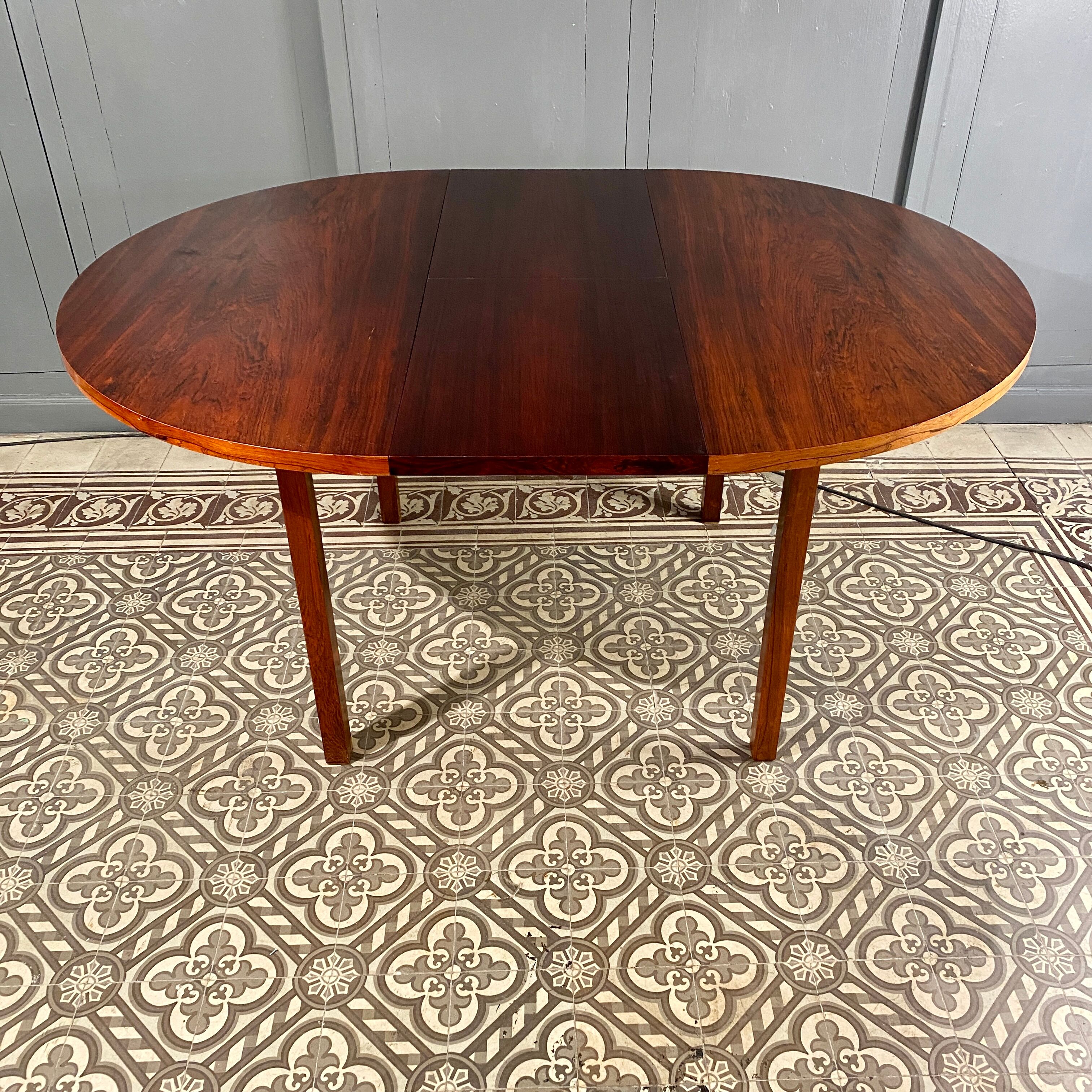 Dining room round table with an extension
