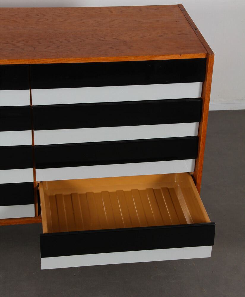 Commode  par Jiri Jiroutek, modèle U-453 datant des années 1960