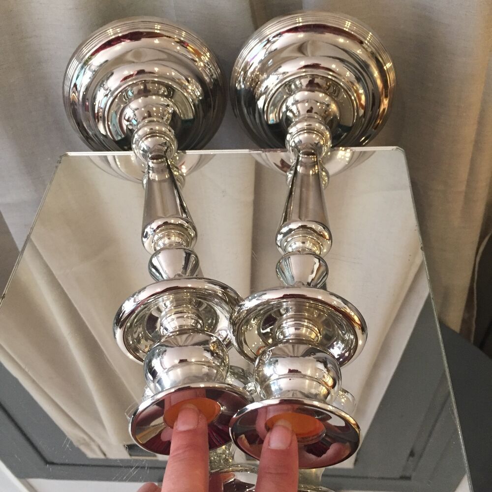 Pair of candle holders in sober and elegant silver metal