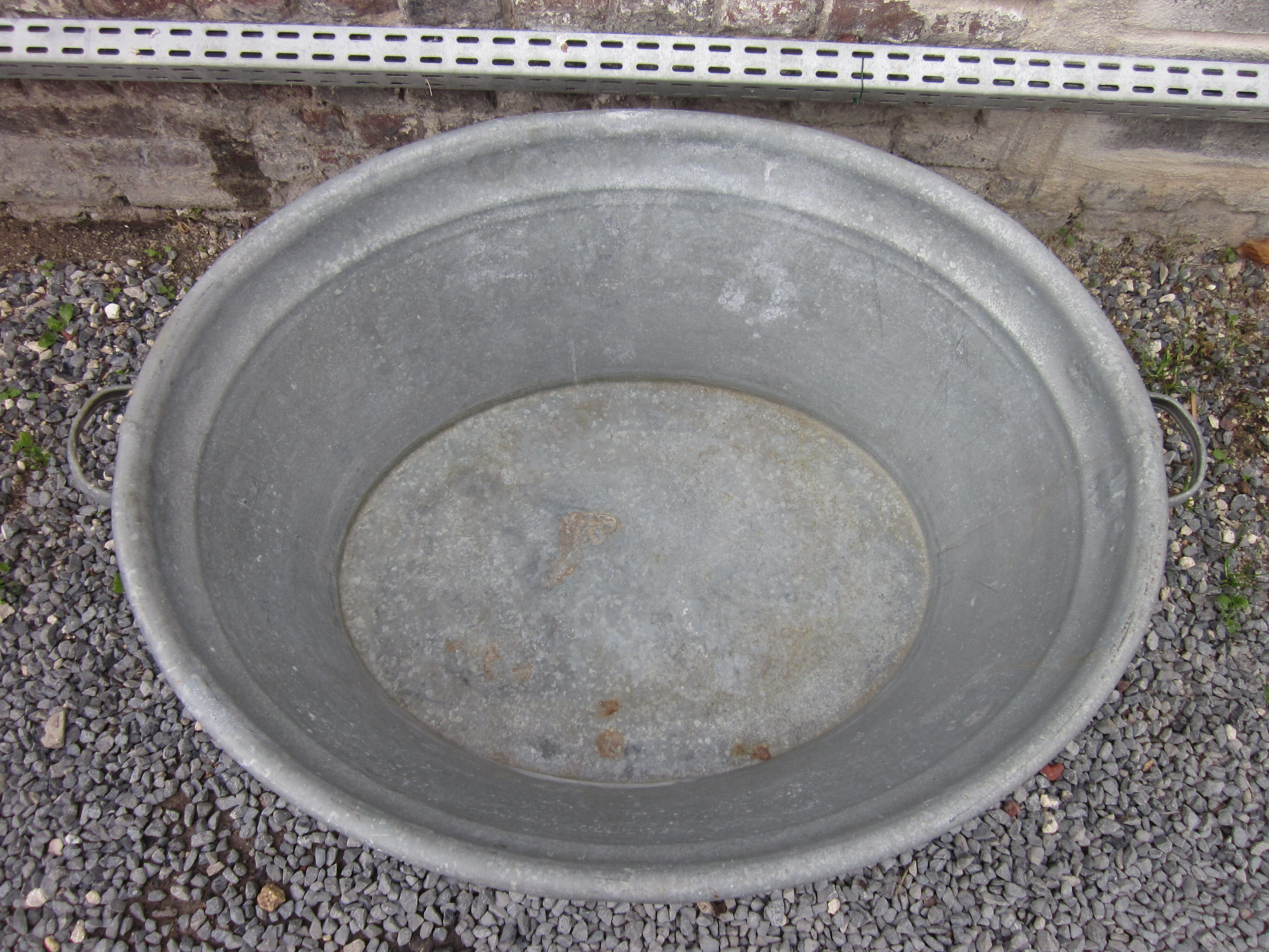 Oval zinc basin