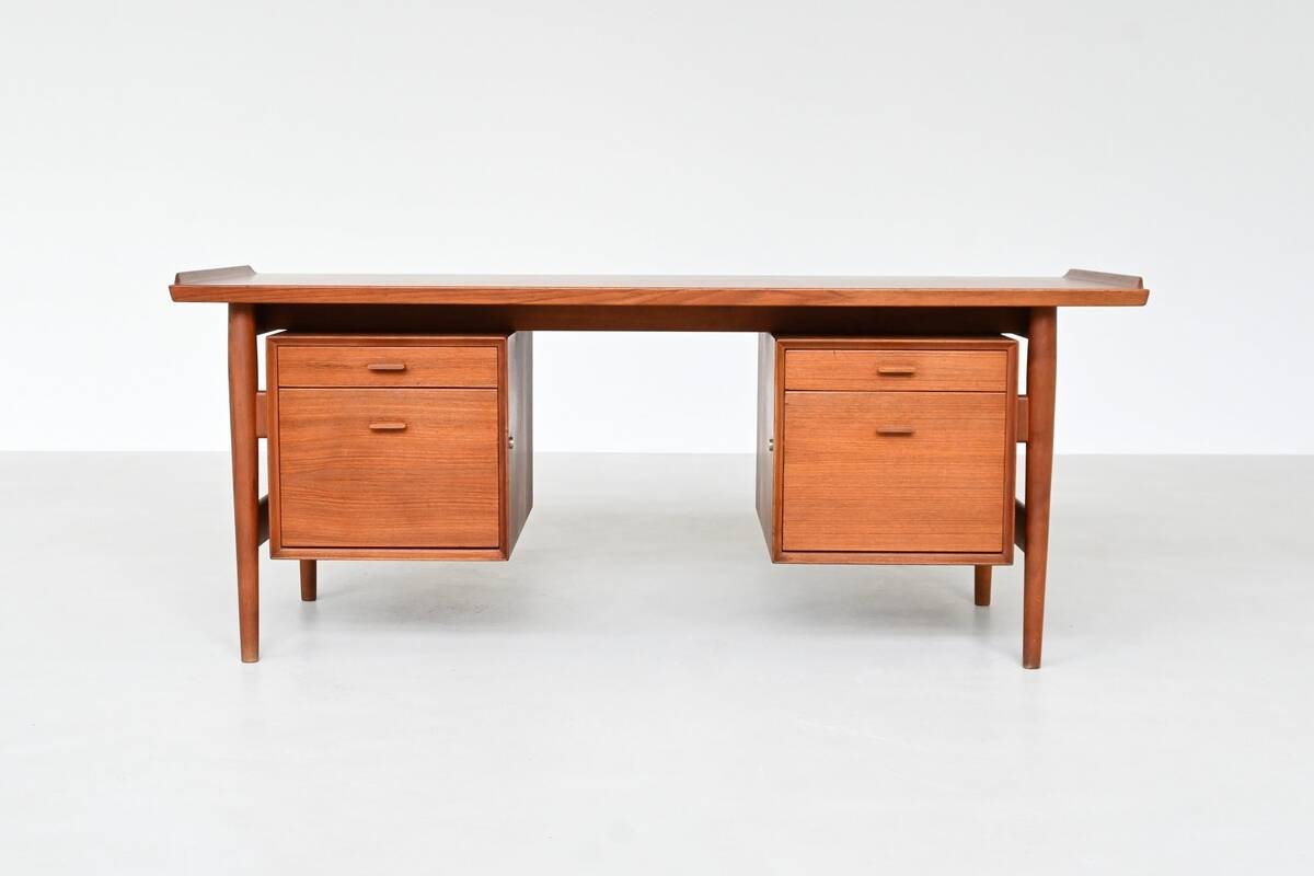 Arne Vodder writing desk model 207 in teak Sibast Denmark 1960