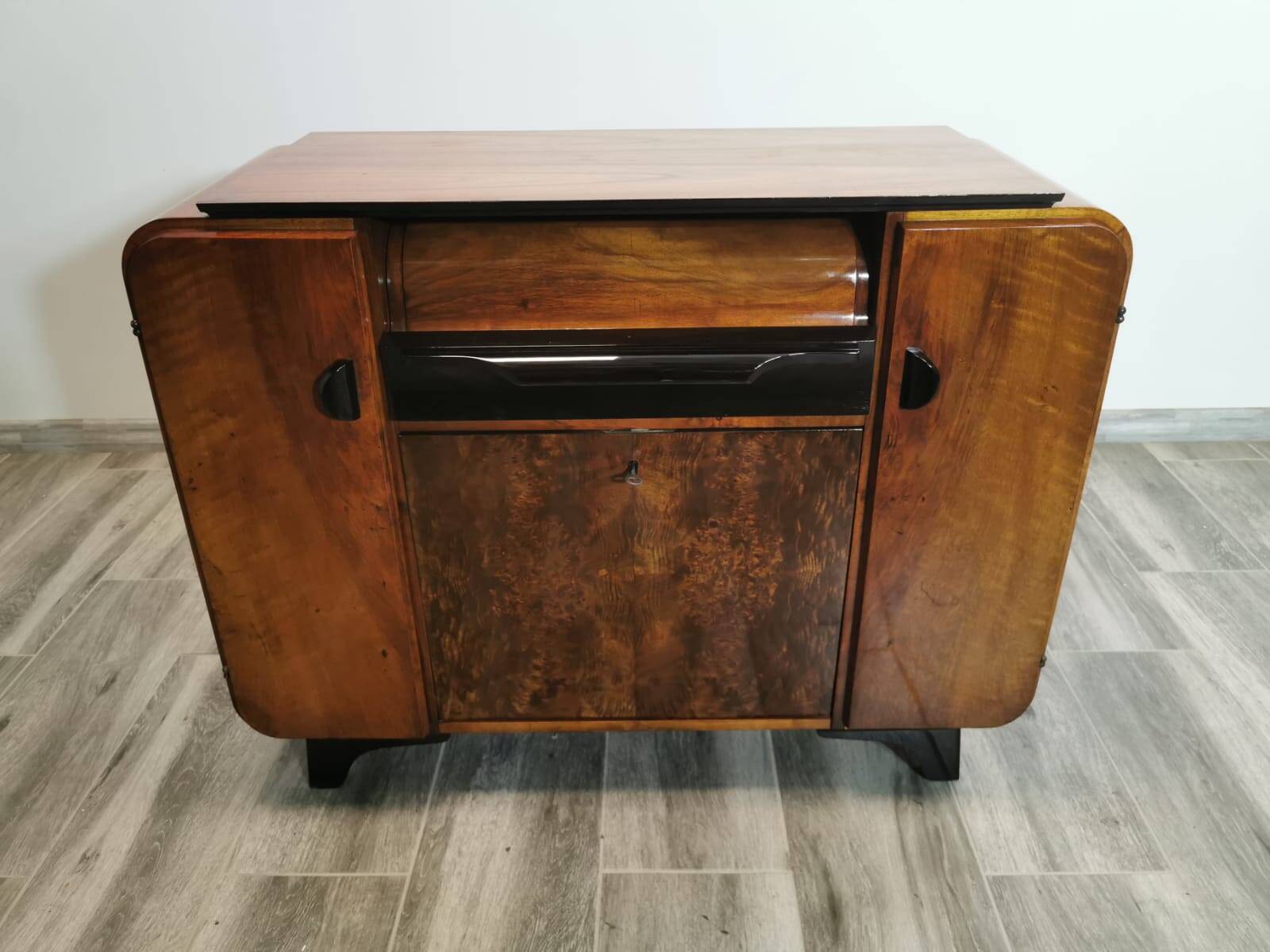 Armoire Gramophone par Jindrich Halabala