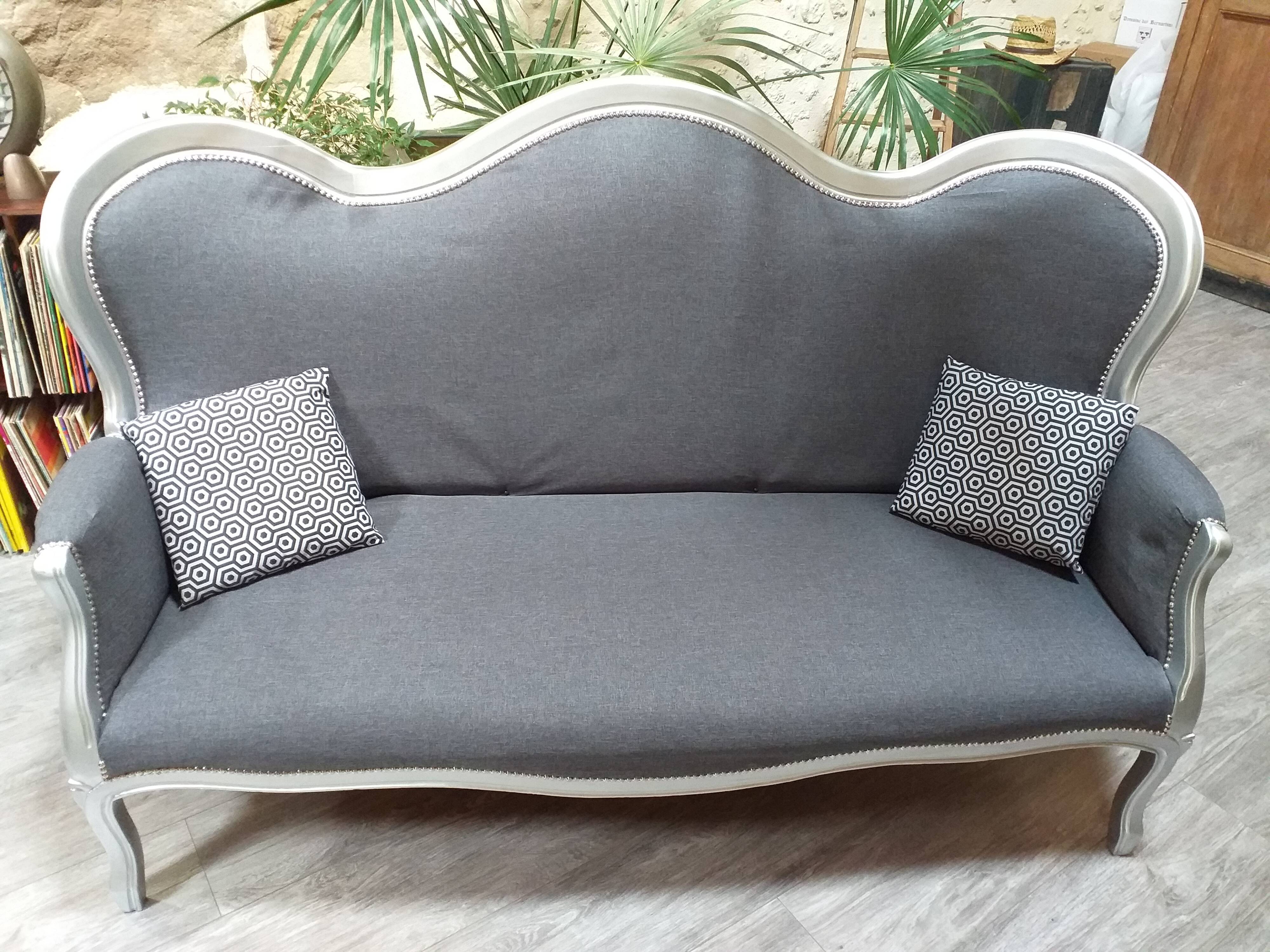 Louis Philippe banquette very chic