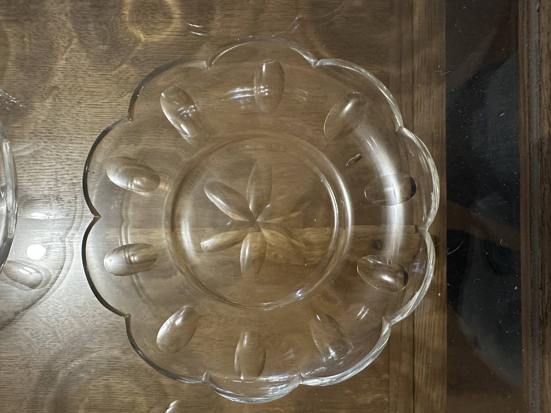 Set of 8 crystal bowls with floral decoration, France early 20th century.