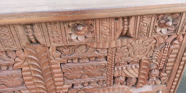 Coffre haut ancien en bois