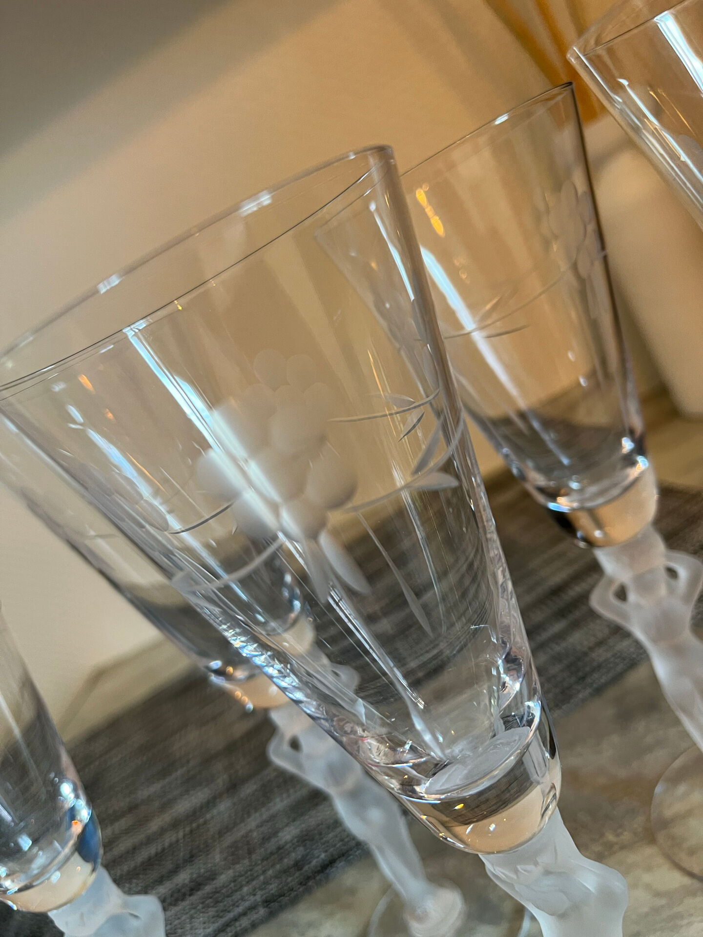Service de 12 verres à pied sculptural féminin