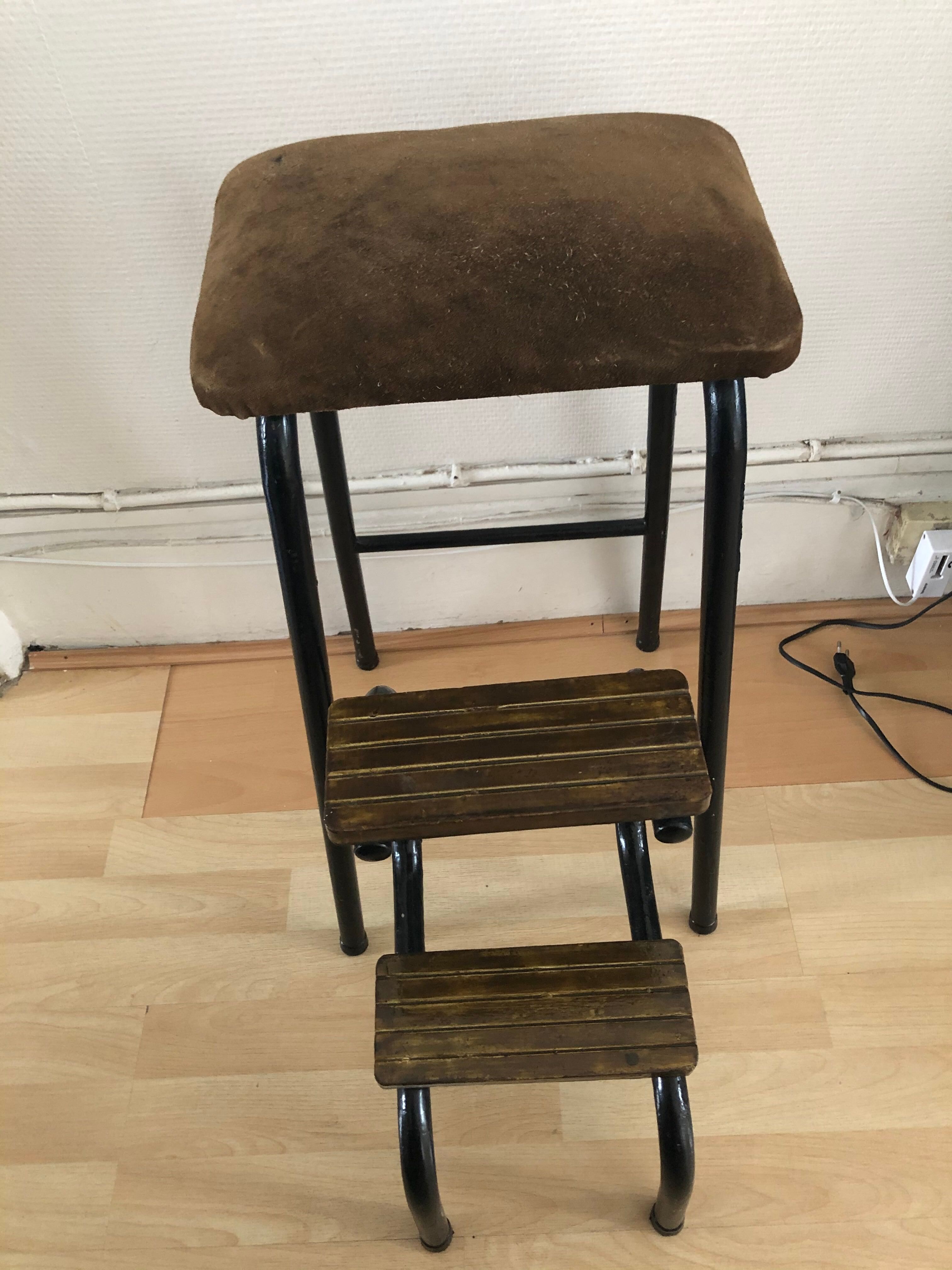 Leather-crusted stepladder