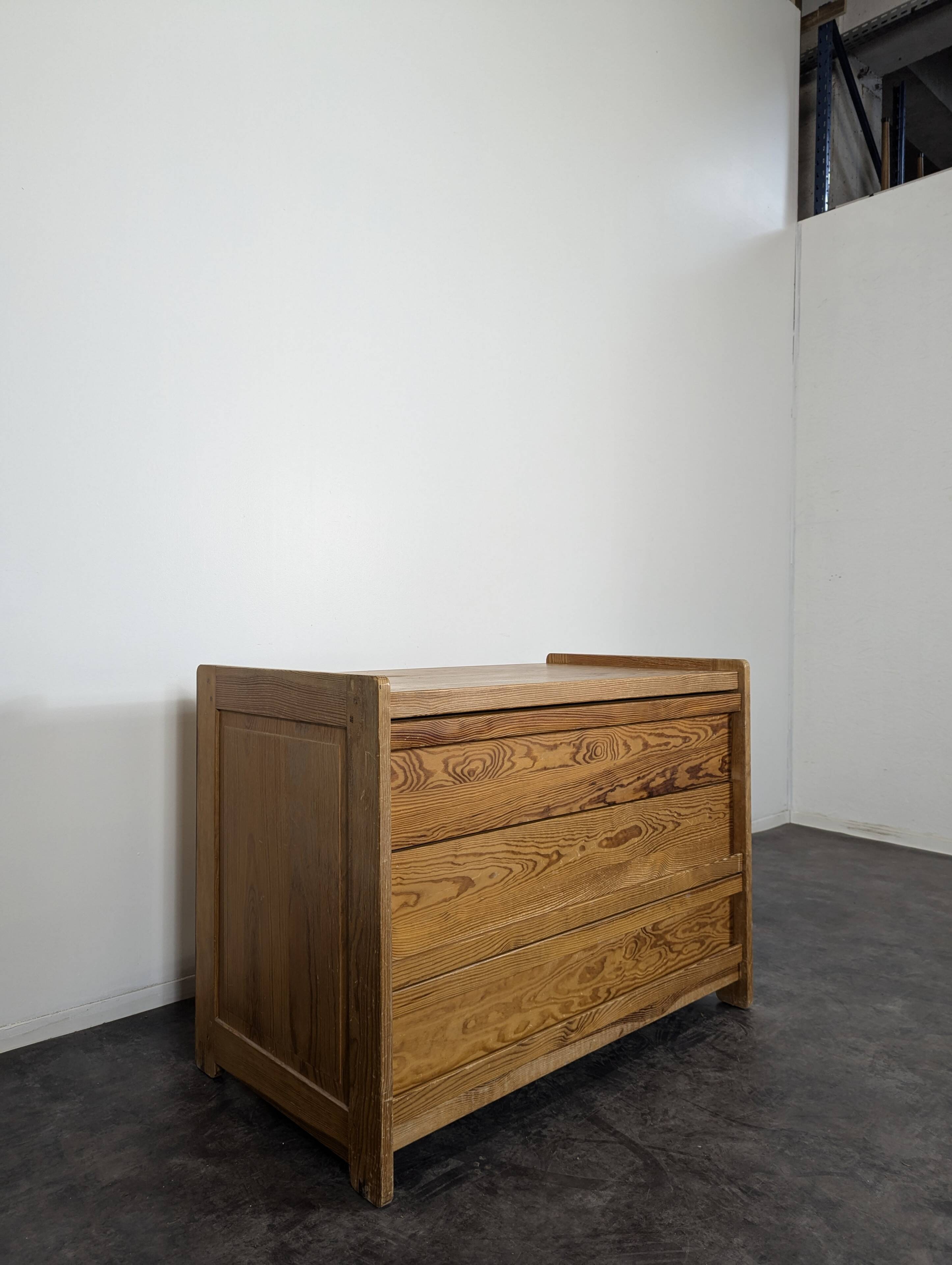Commode moderniste en pin