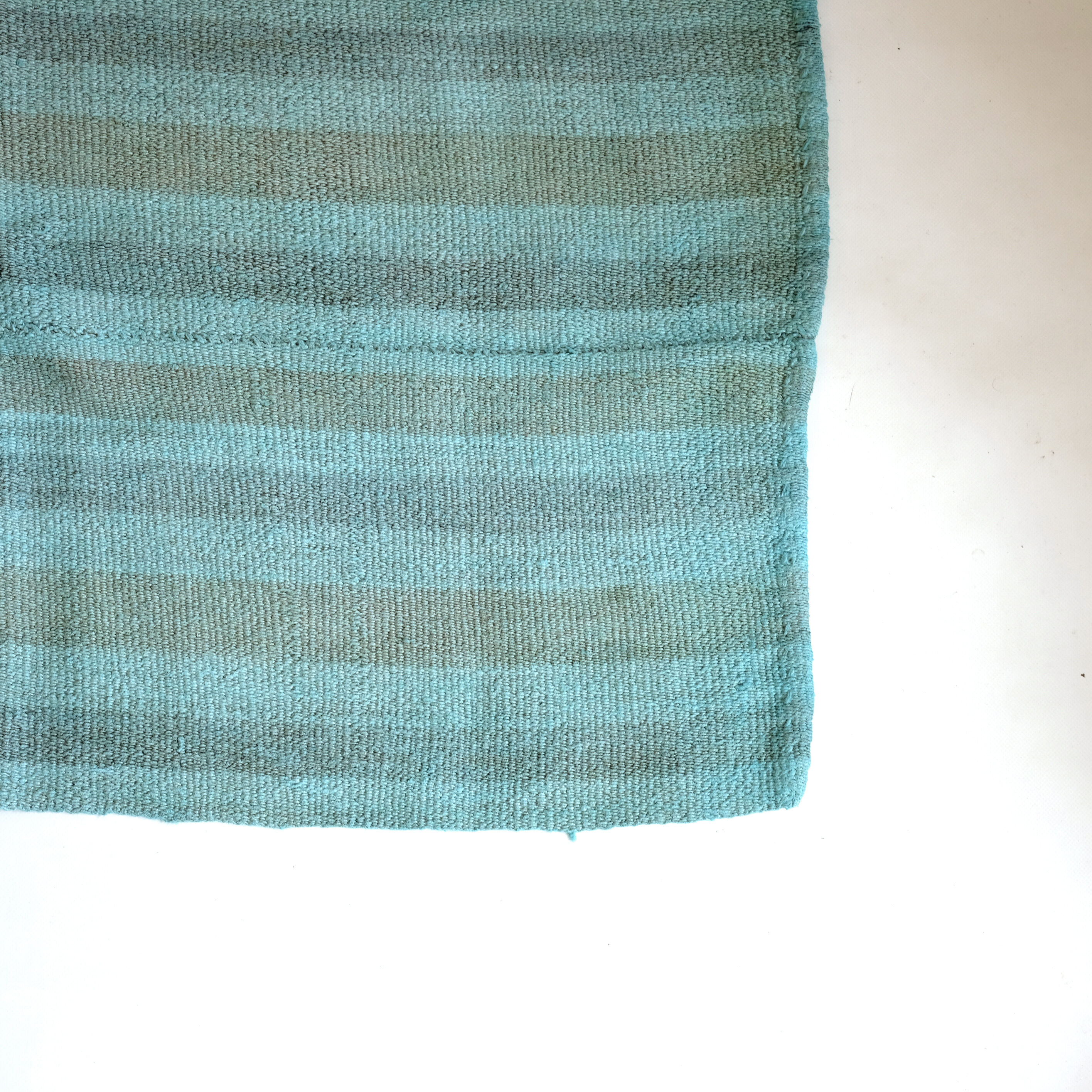 Blue hemp carpet of Turkish origin, 150 x 195 cm.
