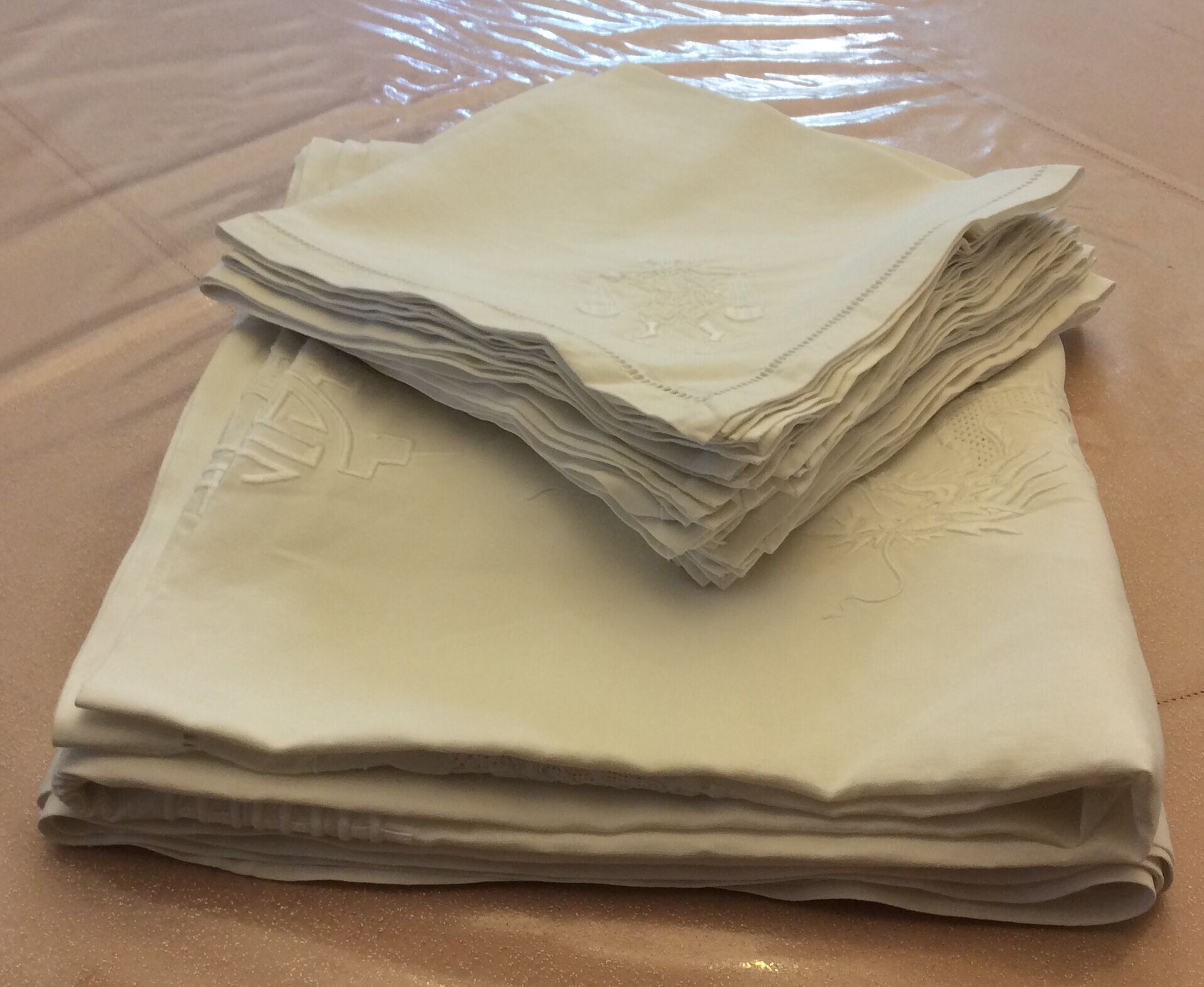 Large tablecloth and 12 hand-embroidered towels - vintage