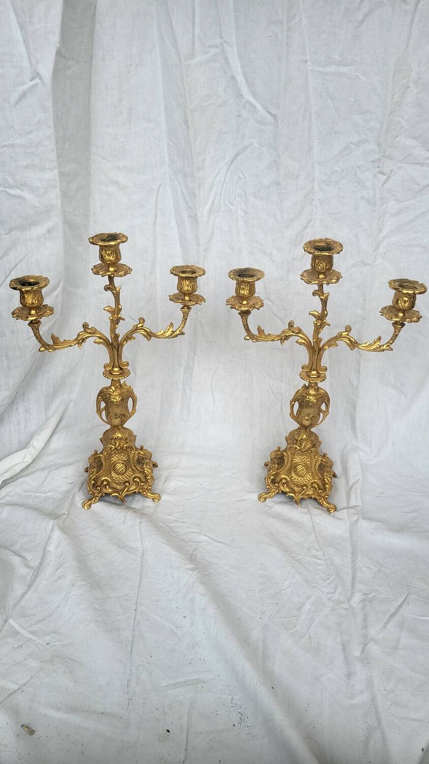 Paire de candélabres anciens en régule doré – style Louis XV – 41 cm