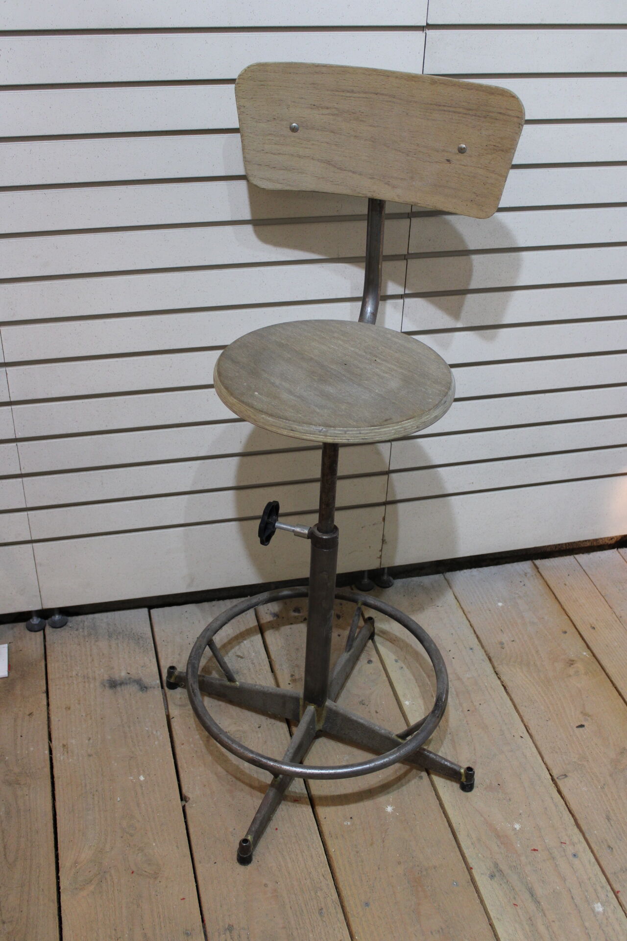 2 Vintage bar stools - adjustable height