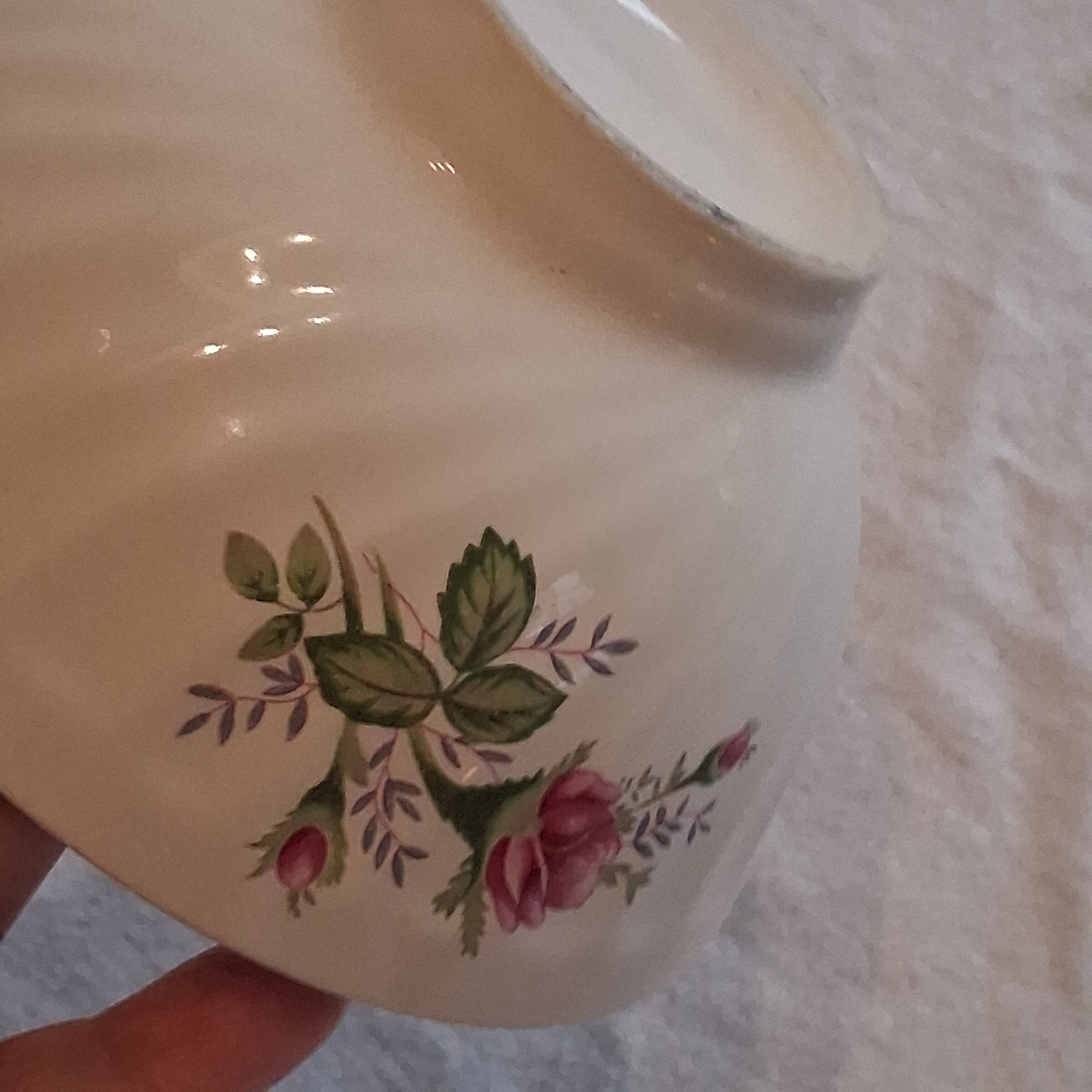 Very nice porcelain bowl in good condition.