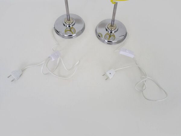 Paire de lampes de table Space Age métal chromé globe opaline. Années 70