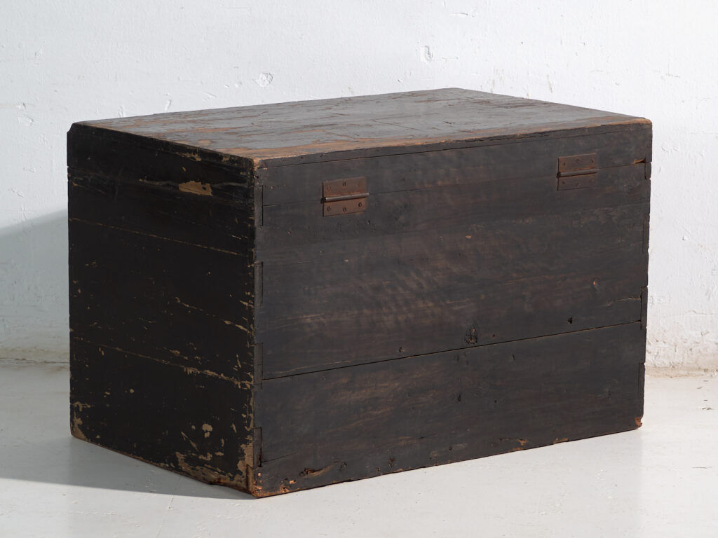Antique chest painted in pine wood – China, around 1900