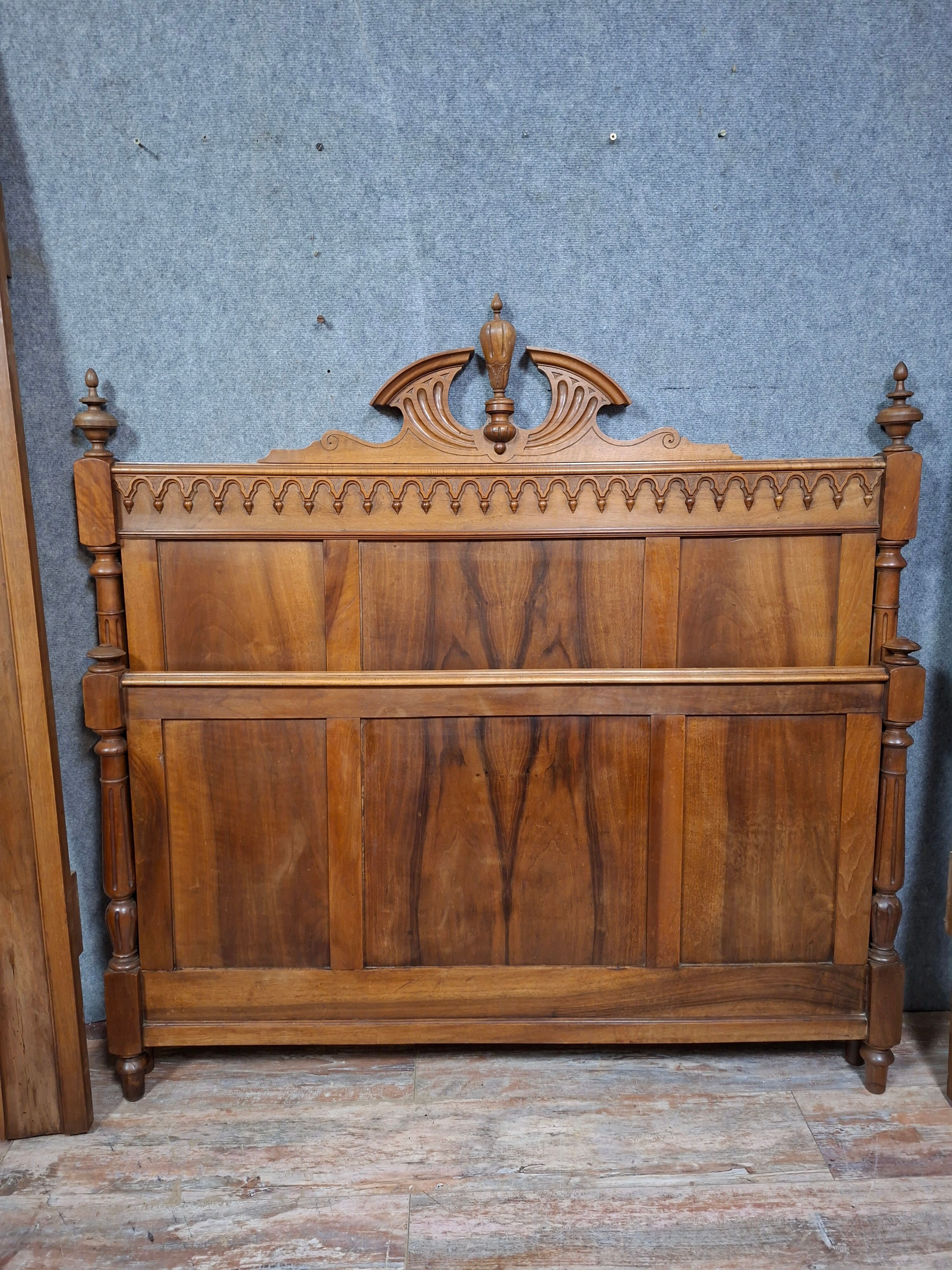 Neo-Gothic bed in solid walnut – Late 19th century