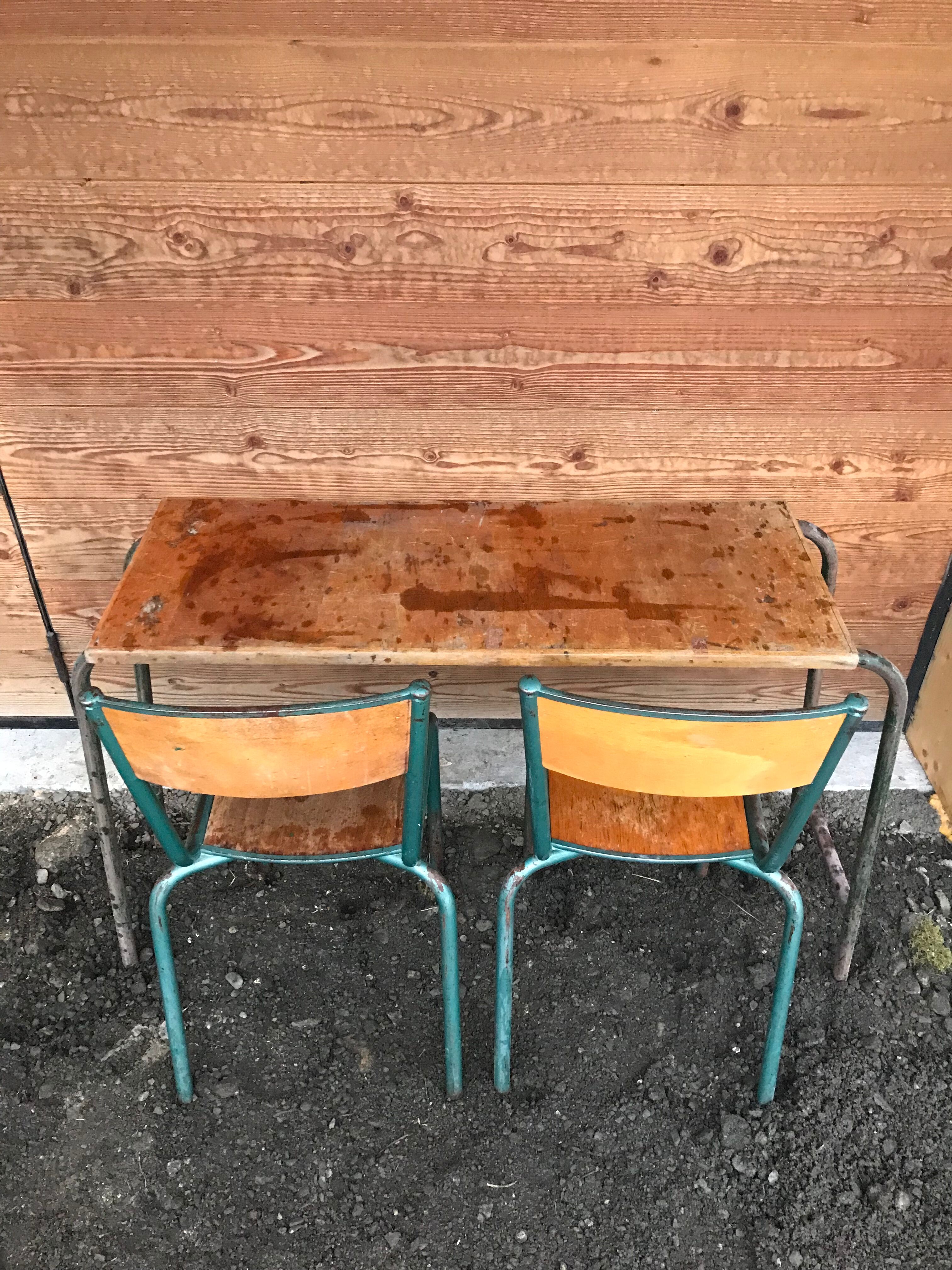 School desk with its 2 chairs