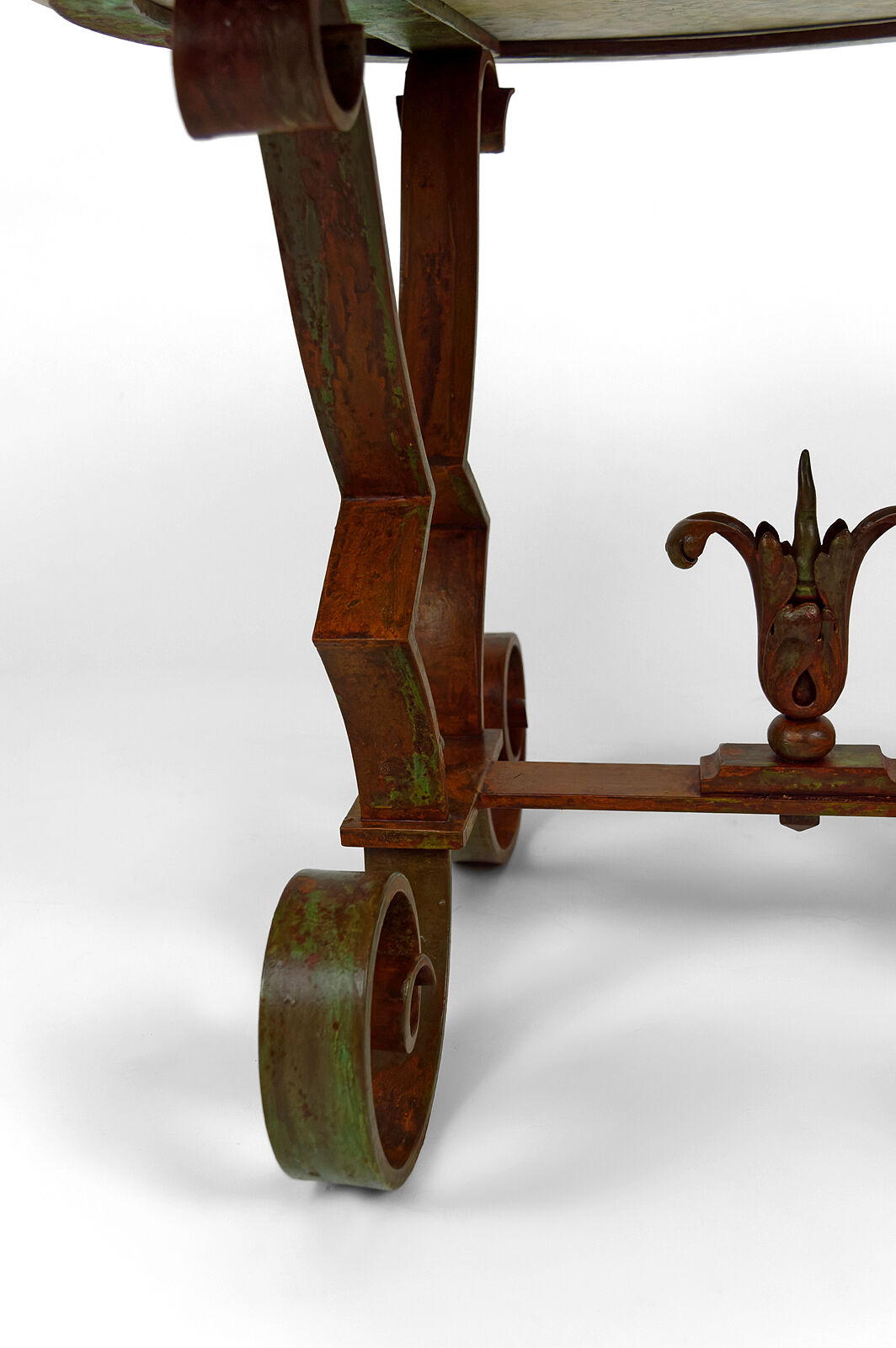 Art Deco round pedestal table in marble and wrought iron, circa 1940