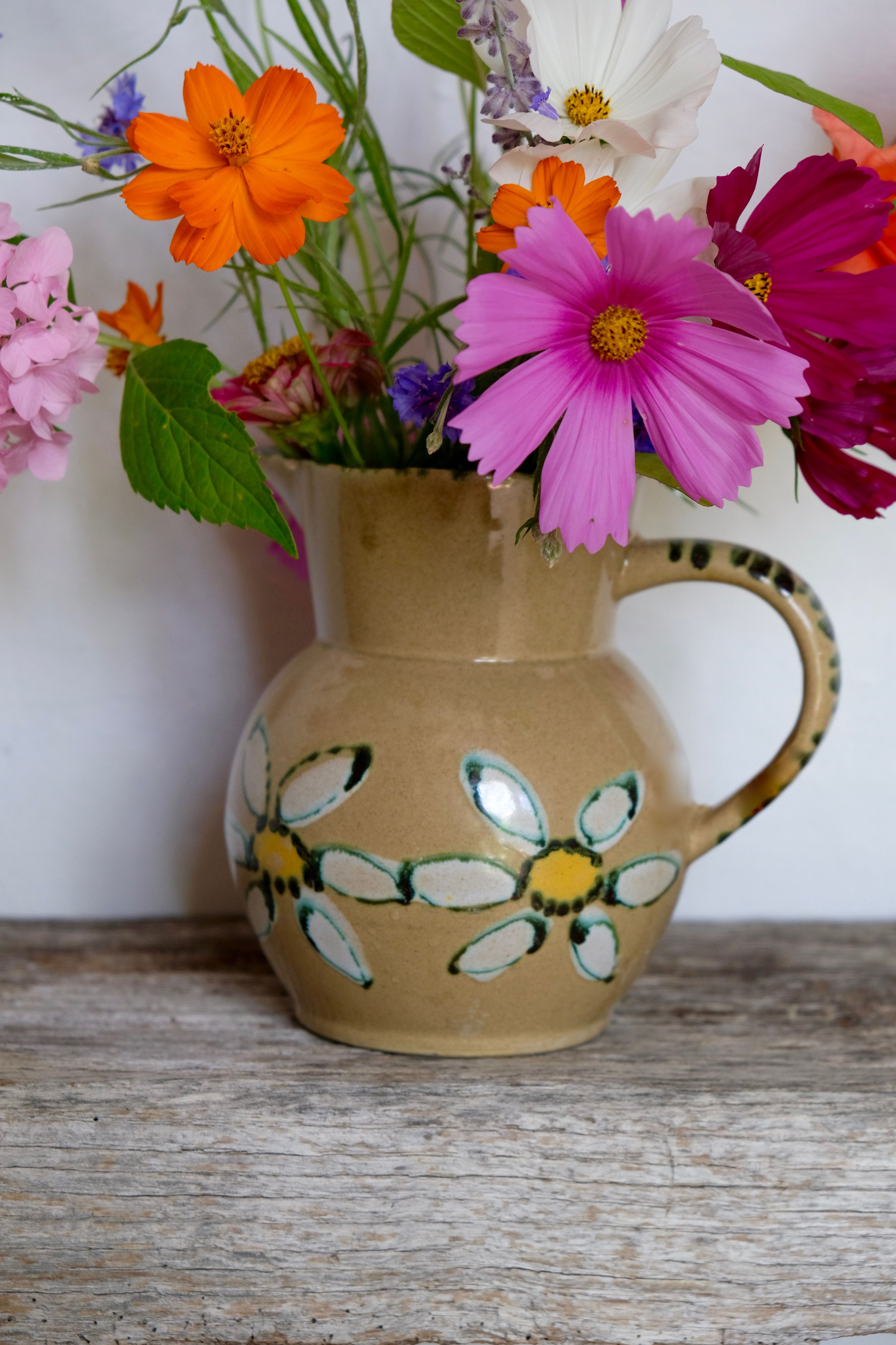 Water pitcher vase old décor daisies