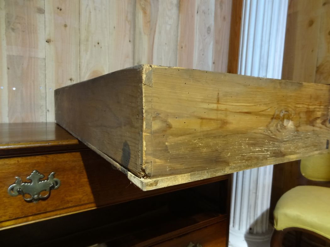 Late 18th century chest of drawers in light mahogany