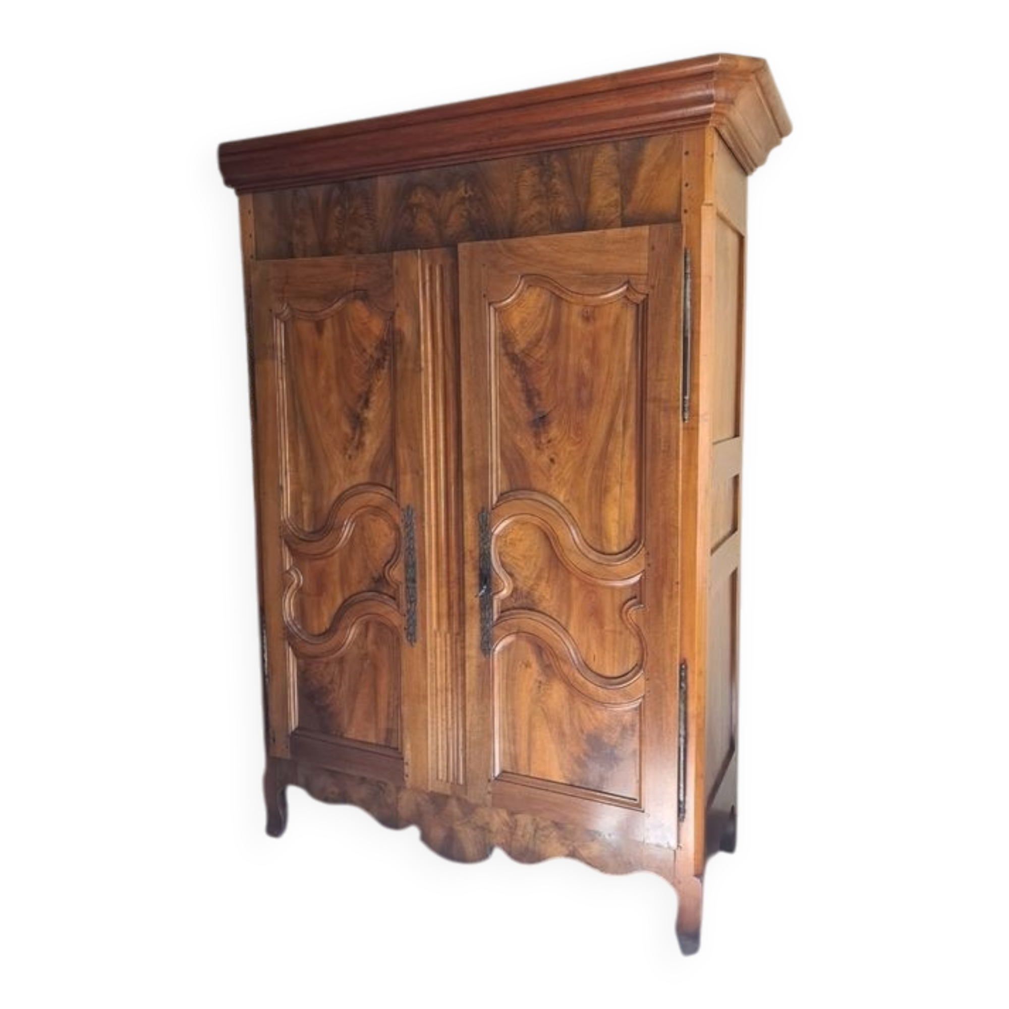 Armoire blessante ancienne restaurée