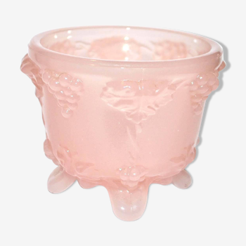 Sucrier vintage en opaline rose pastel à décor de vigne et raisin