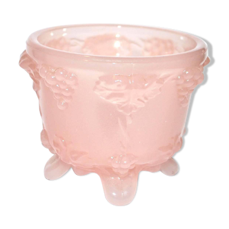 Sucrier vintage en opaline rose pastel à décor de vigne et raisin