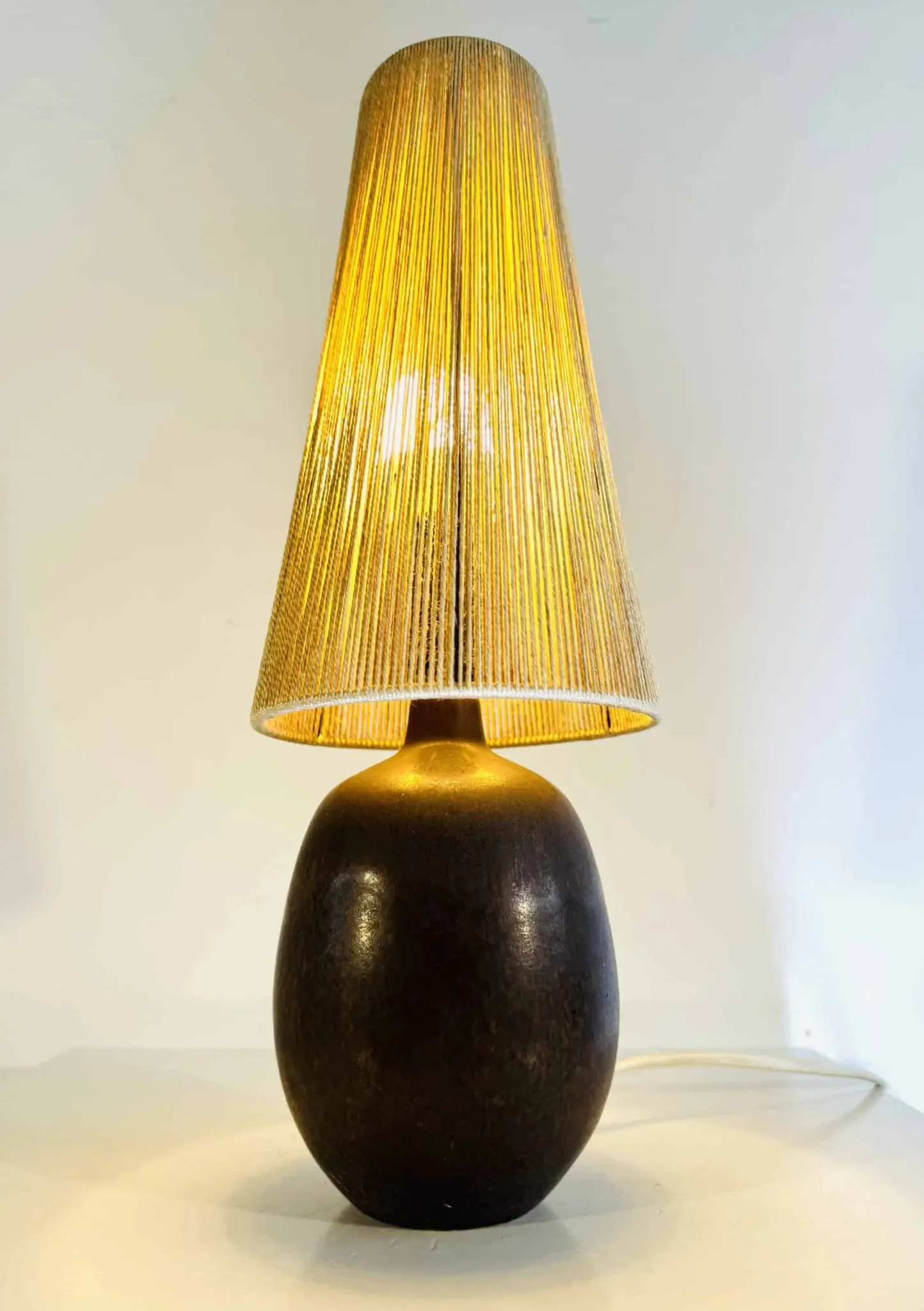 Lampe de table en céramique et sisal par Agne Aronsson, Suède, années 1960.