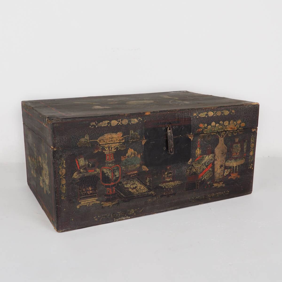 Antique wooden chest with illustrations of porcelain vases (1900) #2